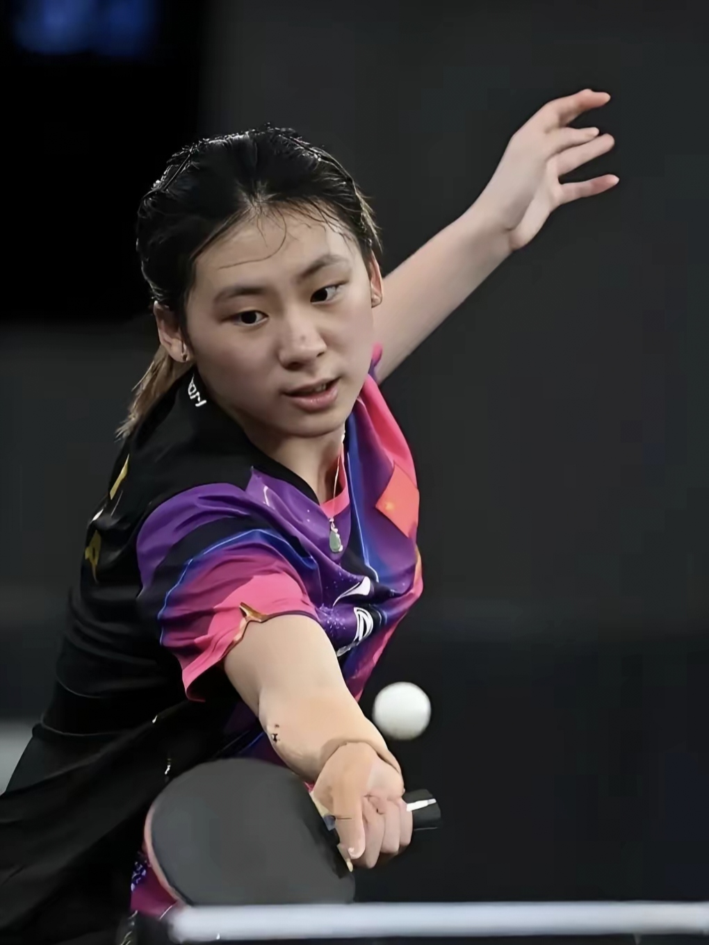 却向我们展 却向我们展